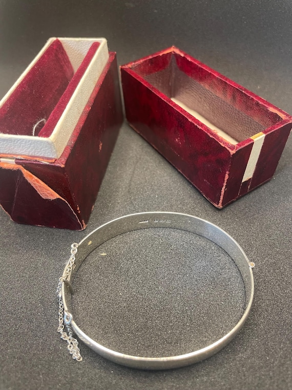 Vintage Boxed Hallmarked Solid Silver Bangle. Eng… - image 3