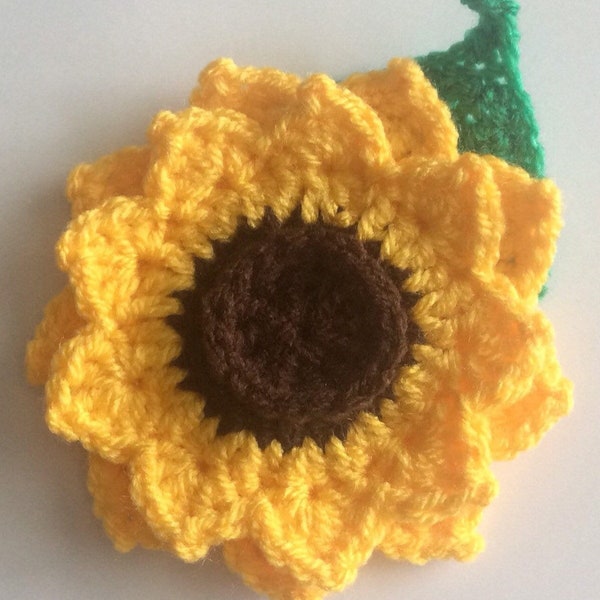 Yellow Sunflower fridge magnet, Crochet flower ornament, Retro Cottagecore kitchen, OOAK Housewarming gift, Hand knit floral wall art.