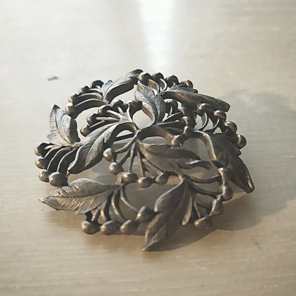 VINTAGE BROOCH HOLLY