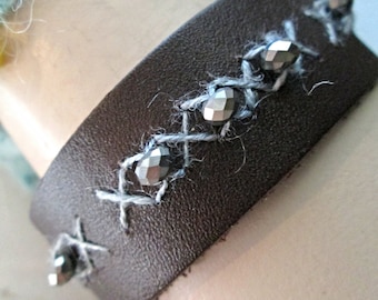 Pulseira de couro bordada com miçangas