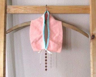 Colar com pingente de colarinho e corrente removível.