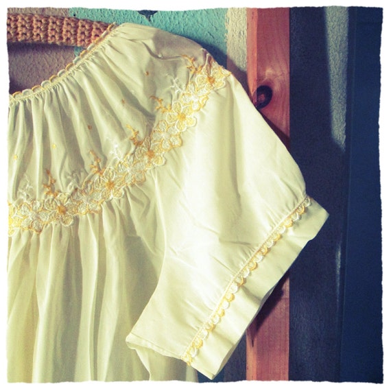 VINTAGE YELLOW NIGHTGOWN - image 4