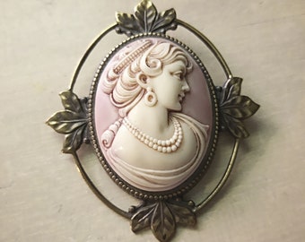 VINTAGE CAMEO BROOCH