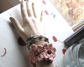 BRACELET MANCHETTE AU CROCHET Fleur rose