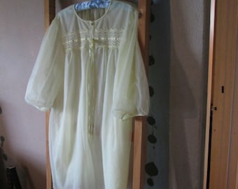 Bata amarilla vintage