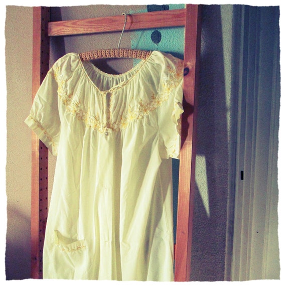 VINTAGE YELLOW NIGHTGOWN - image 2