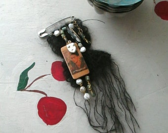 CROCHET FRIDA BROOCH Black