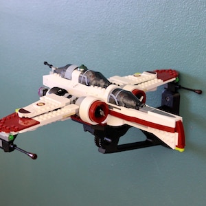 Expositor de pared para LEGO Star Wars ARC-170 Starfighter 75402: soporte ajustable para tu set LEGO