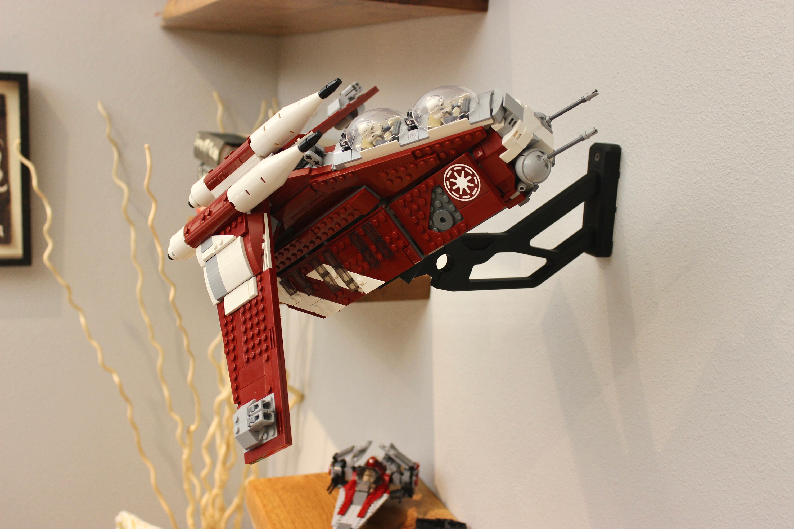 rouge 壁掛けオルゴール Ultimate Display Solutions Wall Mount Display for Lego 75354