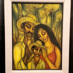 Può includere: Un dipinto che ritrae una famiglia composta da un padre, una madre e un figlio. Il padre indossa un cappello di paglia e una camicia bianca. La madre indossa un vestito rosso e ha lunghi capelli neri. Il figlio indossa un cappello di paglia e una camicia verde. Il dipinto è realizzato in uno stile scuro e terroso.