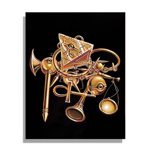 Op de afbeelding: Illustratie van diverse gouden objecten, waaronder een sleutel, weegschaal en een piramidevormige structuur, tegen een zwarte achtergrond. De objecten hebben ingewikkelde details en een metallic glans, wat wijst op een fantasie- of historisch thema.