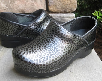 Zuecos de cuero grapado profesional cosidos a mano para mujer DANSKO tamaño 6B ~ Mosaico negro ~ ¡Estado muy ligeramente usado!