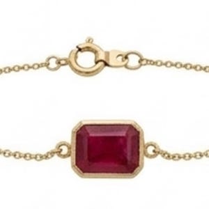 Puede incluir: Una delicada pulsera de cadena dorada con una sola piedra preciosa rectangular de color rojo intenso, con talla esmeralda y engastada en un bisel de oro. La pulsera incluye un cierre de resorte circular que asegura esta pieza de joyería.