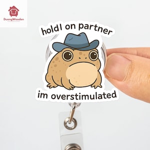 Dévidoir Hold On Partner Je suis surstimulé – Bobine d'insigne Cowboy Rain Frog – Cadeau drôle pour infirmière – Support pour carte d'infirmière – Accessoires de travail amusants