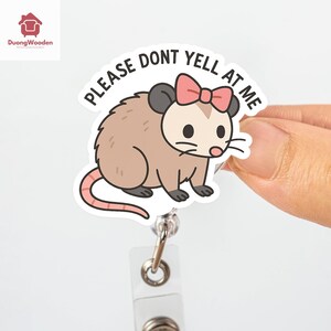 Bobine d'insigne Possum amusante - Joli porte-carte d'identité rétractable « S'il vous plaît, ne me criez pas dessus » - Infirmières, employés de bureau, techniciens vétérinaires et amoureux des animaux