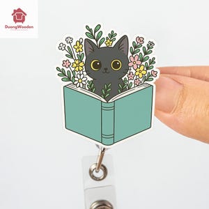 Livre chat noir et bobine de badge fleurs sauvages, bobine de badge chat, porte-carte d'identité fleurs sauvages, cadeau pour amoureux des plantes, cadeau infirmière - cadeau livresque, noir à l'école