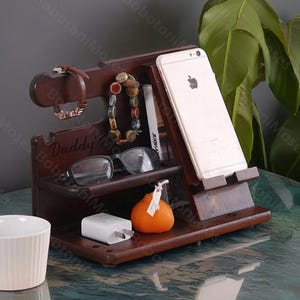 Soporte de madera personalizado para teléfono, estación de acoplamiento de madera para teléfono celular, tableta, billetera, reloj, llaves, accesorios, regalo de cumpleaños para papá y padre de Navidad