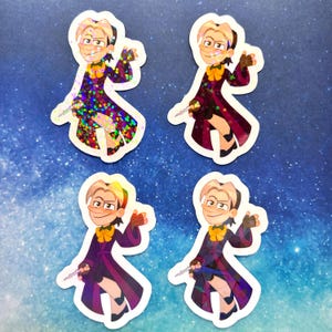 Może przedstawiać: Cztery kolorowe naklejki przedstawiające postać z kreskówki w fioletowej szacie i żółtym krawatem. Postać trzyma różdżkę i ma złośliwy wyraz twarzy. Naklejki mają błyszczące wykończenie.