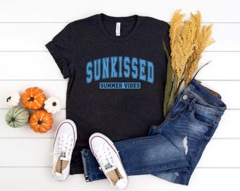 Bella Canvas, koszula Sunkissed Summer Vibes, modna koszulka z grafiką, luźny top na wakacje, luźny strój, prezent w stylu plażowym