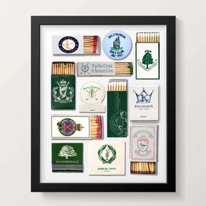 Peut inclure: Cadre présentant une collection de boîtes d'allumettes vintage avec des logos de clubs de golf. Les boîtes sont de différentes couleurs, dont le vert, le blanc et le rose, avec des textes comme "Royal Dornoch" et "Dublin, Ohio".