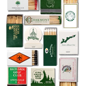 Peut inclure: Une collection de bo&icirc;tes d'allumettes repr&eacute;sentant les logos de diff&eacute;rents terrains de golf. Les bo&icirc;tes d'allumettes sont vertes, blanches et rouges avec des accents dor&eacute;s. Les logos comprennent les noms des terrains, tels que l'Augusta National Golf Club, le Cypress Point Club et Pinehurst.