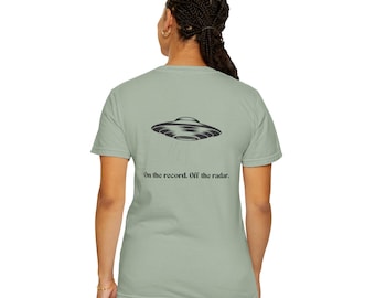 Alien UFO T-Shirt "Auf der Platte. Abseits vomradar." von Age of Disclosure