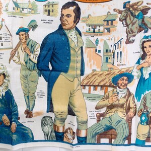 Puede incluir: Un pa&ntilde;o de cocina de tela blanca con un collage impreso a todo color de Robert Burns, varias figuras hist&oacute;ricas y monumentos escoceses. El dise&ntilde;o incluye ilustraciones de personas con ropa de &eacute;poca, casas de piedra y etiquetas de texto.