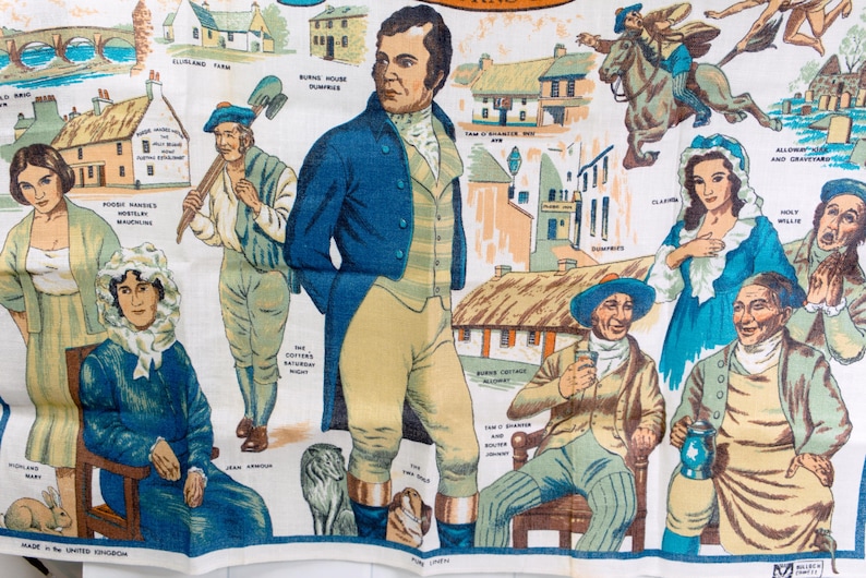 Puede incluir: Un pa&ntilde;o de cocina de tela blanca con un collage impreso a todo color de Robert Burns, varias figuras hist&oacute;ricas y monumentos escoceses. El dise&ntilde;o incluye ilustraciones de personas con ropa de &eacute;poca, casas de piedra y etiquetas de texto.
