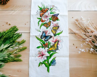 Panneau de tapisserie brodée récupéré vintage, fleurs et papillons brodés au point de croix