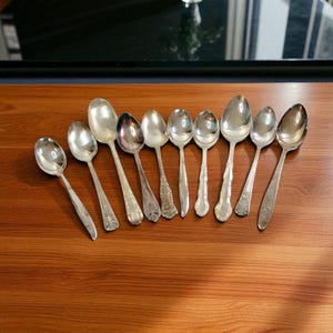 Cuillères de service vintage en métal argenté, lot de 10 couverts à motifs variés