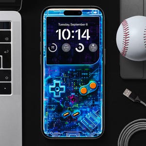 Puede incluir: Un teléfono inteligente azul y negro con una esfera de reloj digital que muestra "10:14" y la fecha "Martes, 6 de septiembre". El fondo de la pantalla del teléfono es una imagen pixelada de un mando de consola de videojuegos.