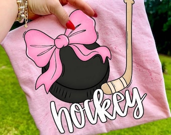 Coquette Hockey PNG, Clipart de hockey dibujado a mano, Diseño de camiseta de hockey, Sublimación de hockey, Hockey Mama PNG, Espíritu de equipo PNG, Descarga digital