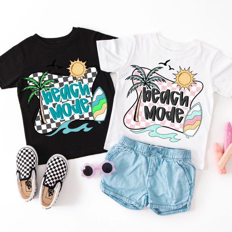 Puede incluir: Dos camisetas a cuadros en blanco y negro con un gr&aacute;fico de palmera, sol y tabla de surf. El texto en las camisetas dice "Beach Mode".