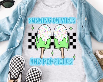 Verano retro PNG, corriendo con vibraciones y paletas PNG, camisa de verano a cuadros, paleta PNG, cotidiano PNG, verano de moda PNG, descarga digital