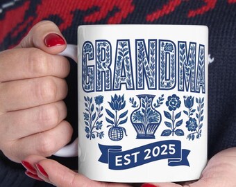 Oma EST 2025 Kaffeetasse: Blaue Blumenkeramik, Geschenk für Oma zum ersten Mal