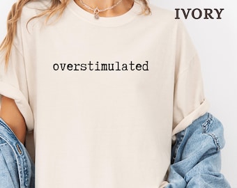 Camiseta Comfort Colors para introvertidos sobreestimulados: humor sarcástico de la Generación Z