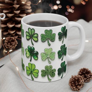 Tazza trifoglio di San Patrizio: allegro design in vetro colorato con trifoglio immagine 2