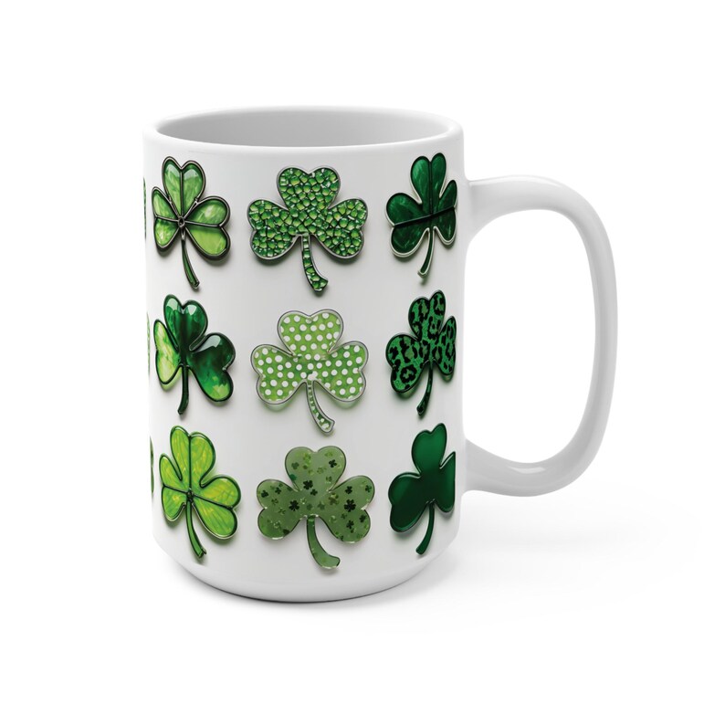 Pu&ograve; includere: Tazza in ceramica bianca con un motivo a trifoglio verde. I trifogli sono in vari stili, tra cui glitter, pois e stampa leopardata.