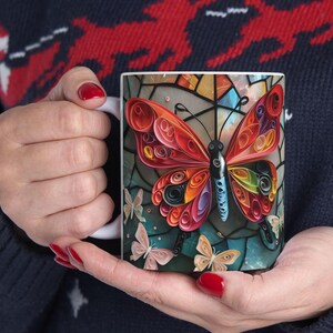 Gebrandschilderde vlindermok: artistiek koffiekopje, levendig ontwerp afbeelding 5