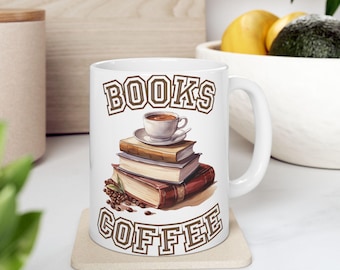 Op de afbeelding: Witte keramische mok met een bruine afbeelding van een stapel boeken en een kopje koffie. De tekst "BOOKS COFFEE" staat op de mok gedrukt.