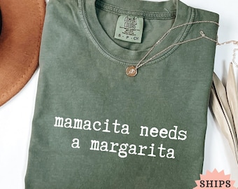 Camiseta "Mamacita necesita una margarita" con colores cómodos: ambiente de fiesta