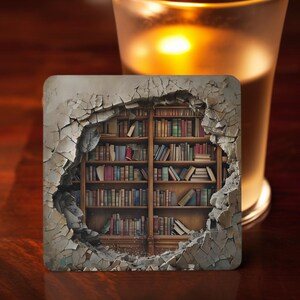 Op de afbeelding: Vierkante onderzetter met een gedetailleerde illustratie van een boekenplank te zien door een gebarsten muur. De boekenplank is gevuld met boeken in verschillende kleuren. De onderzetter heeft een verweerde, verouderde uitstraling, met een warm, uitnodigend kleurenpalet.