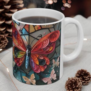 Gebrandschilderde vlindermok: artistiek koffiekopje, levendig ontwerp afbeelding 2