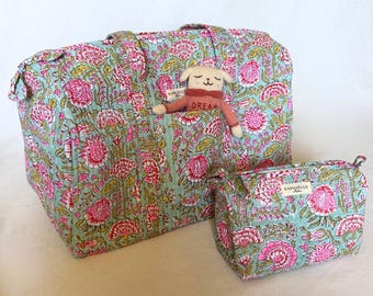 Borsa fasciatoio personalizzata blu con stampa floreale, grande borsa premaman trapuntata in stile boho, borsa da weekend in cotone fatta a mano, regalo per baby shower.