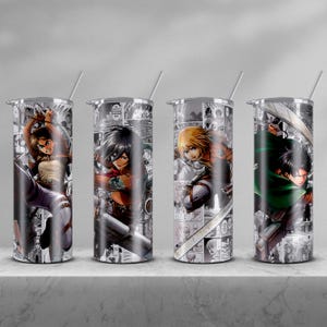 Puede incluir: Cuatro vasos de acero inoxidable con diferentes personajes de anime impresos en ellos. Los personajes son de la serie de anime Attack on Titan. Los vasos son todos del mismo tamaño y forma, y vienen con una pajita.
