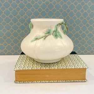 Vintage Weller White Vase F-2 Floral Doppelgriffe, Ohio Art Pottery 1930er Jahre