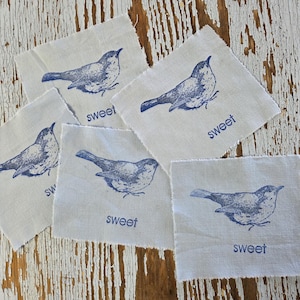 5 passarinhos azuis fofos - Carimbado à mão em acabamento azul - Rasgado à mão - Desfiado à mão (788)