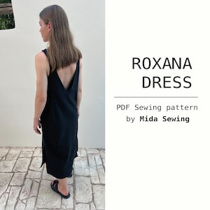 Puede incluir: Un vestido negro sin mangas con cuello en V profundo y aberturas laterales. El vestido lo lleva una persona. El texto de la derecha dice "ROXANA DRESS" y "PDF Sewing pattern by Mida Sewing".