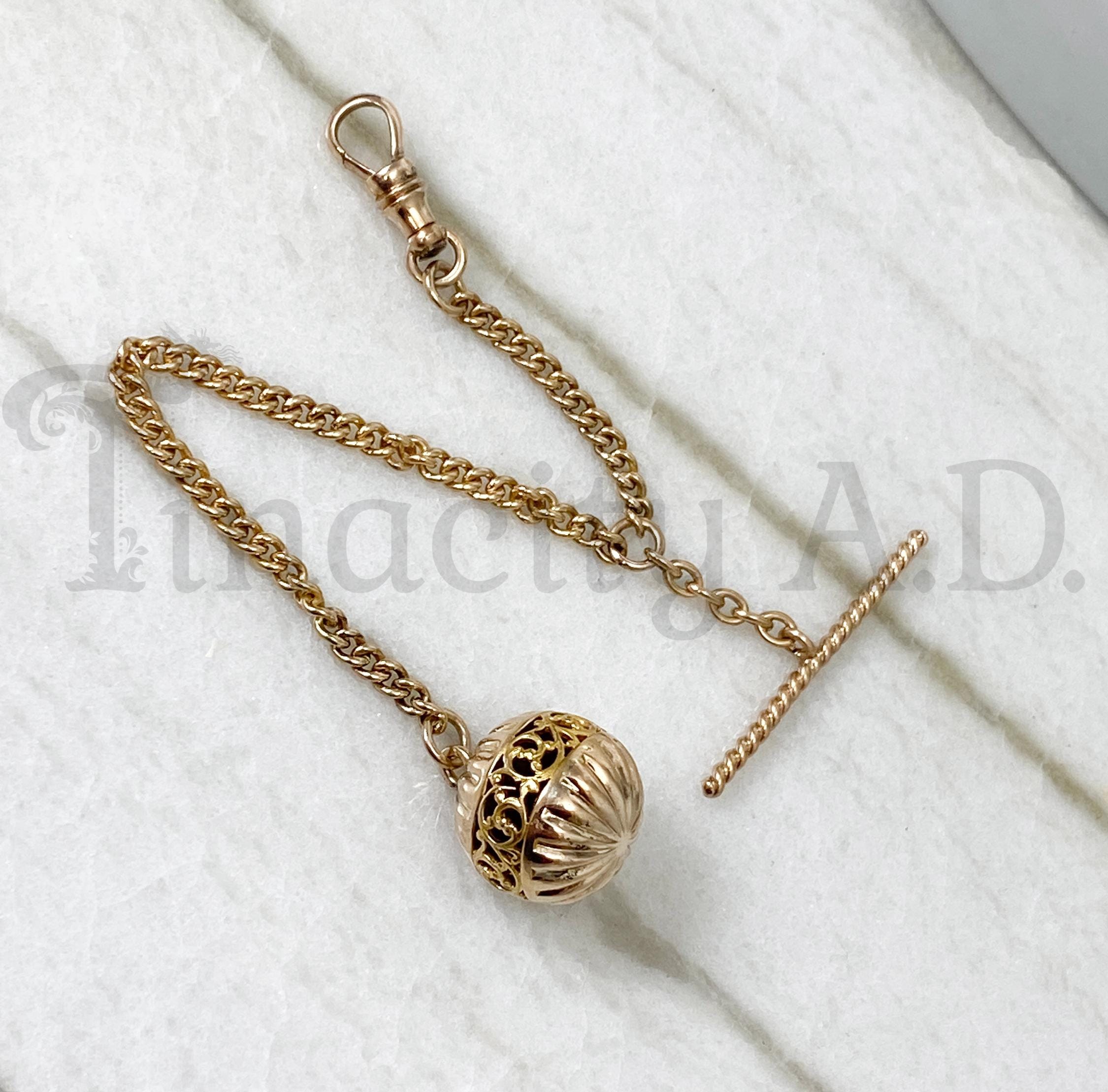 アンティーク 10K ゴールド「ヴィクトリア」ウォッチチェーン、フィリグリービーズフォブ、t バー、回転式留め金付き、1890 年代頃