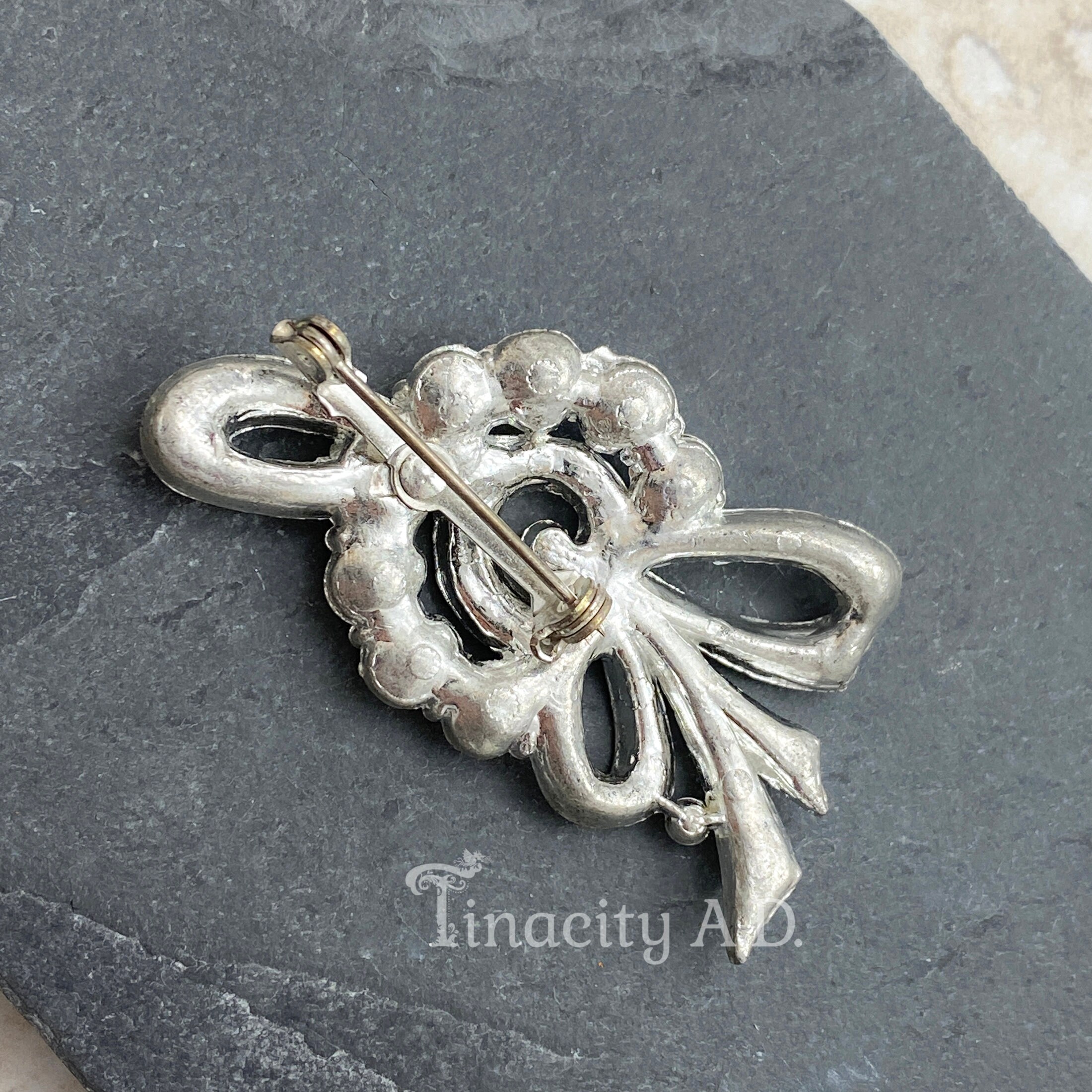 Broche Vintage Gablonz - Fleur En Laiton Filigrané Avec Strass Bleu Saphir - Occasion
